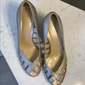 Stuart Weitzman Espadrilles in gold and natural